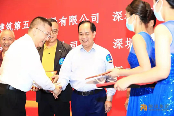 鹏瑞集团执行董事、总裁李维颁发“十年长期合作奖”.jpg